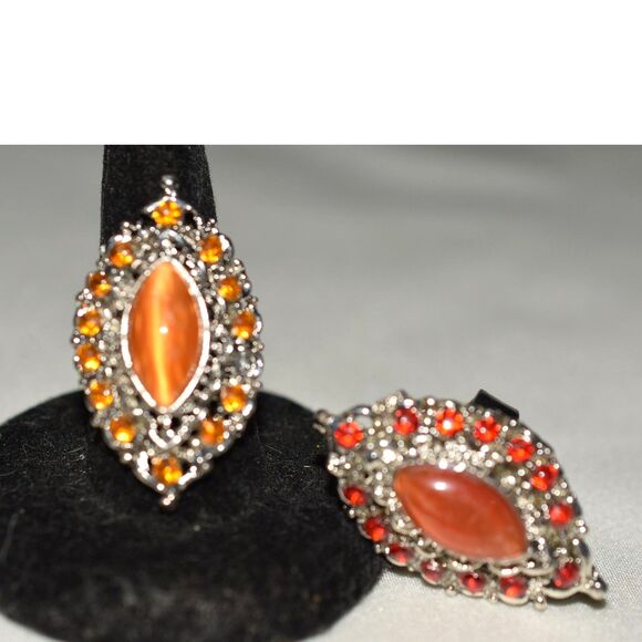2 Shimmering Shades Of Orange Rhinestone Silver Tone Metal Size Adj. 8-10 Rings - Picture 1 of 4